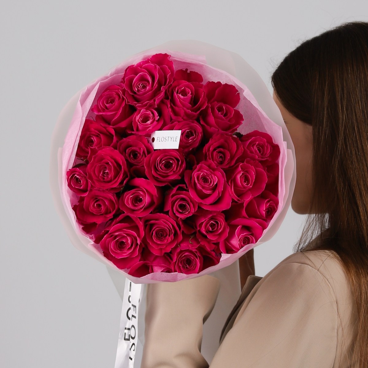 Яркий букет малиновых роз 